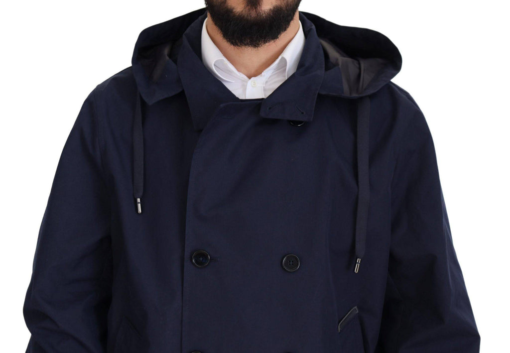 Manteau bleu Dolce & Gabbana à capuche, double boutonnage, coupe élégante, porté sur un mannequin.