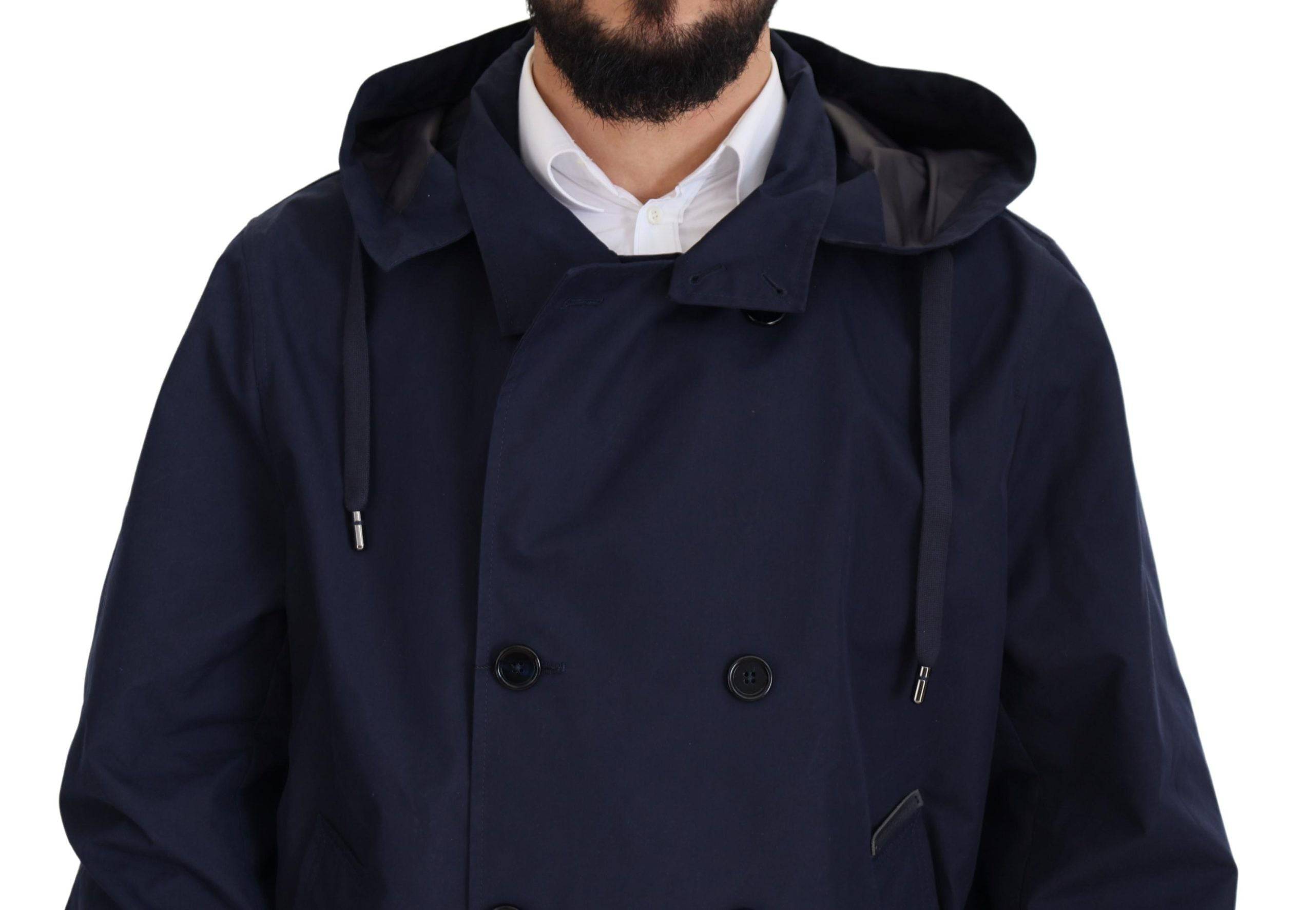 Manteau bleu Dolce & Gabbana à capuche, double boutonnage, coupe élégante, porté sur un mannequin.