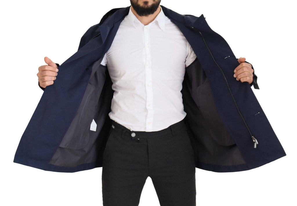 Manteau à capuche bleu Dolce & Gabbana, double boutonnage, coupe élégante, porté sur mannequin.