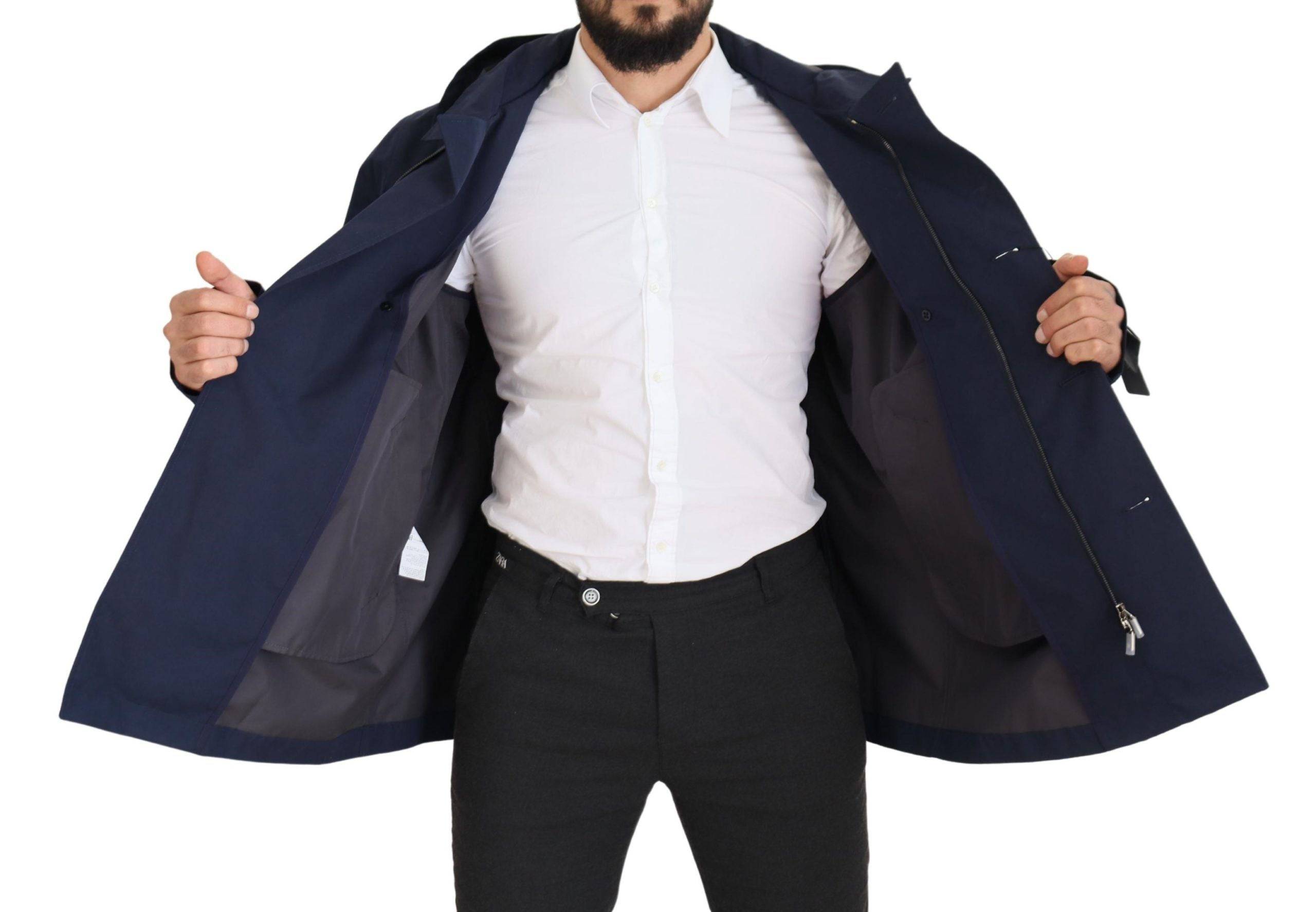 Manteau à capuche bleu Dolce & Gabbana, double boutonnage, coupe élégante, porté sur mannequin.