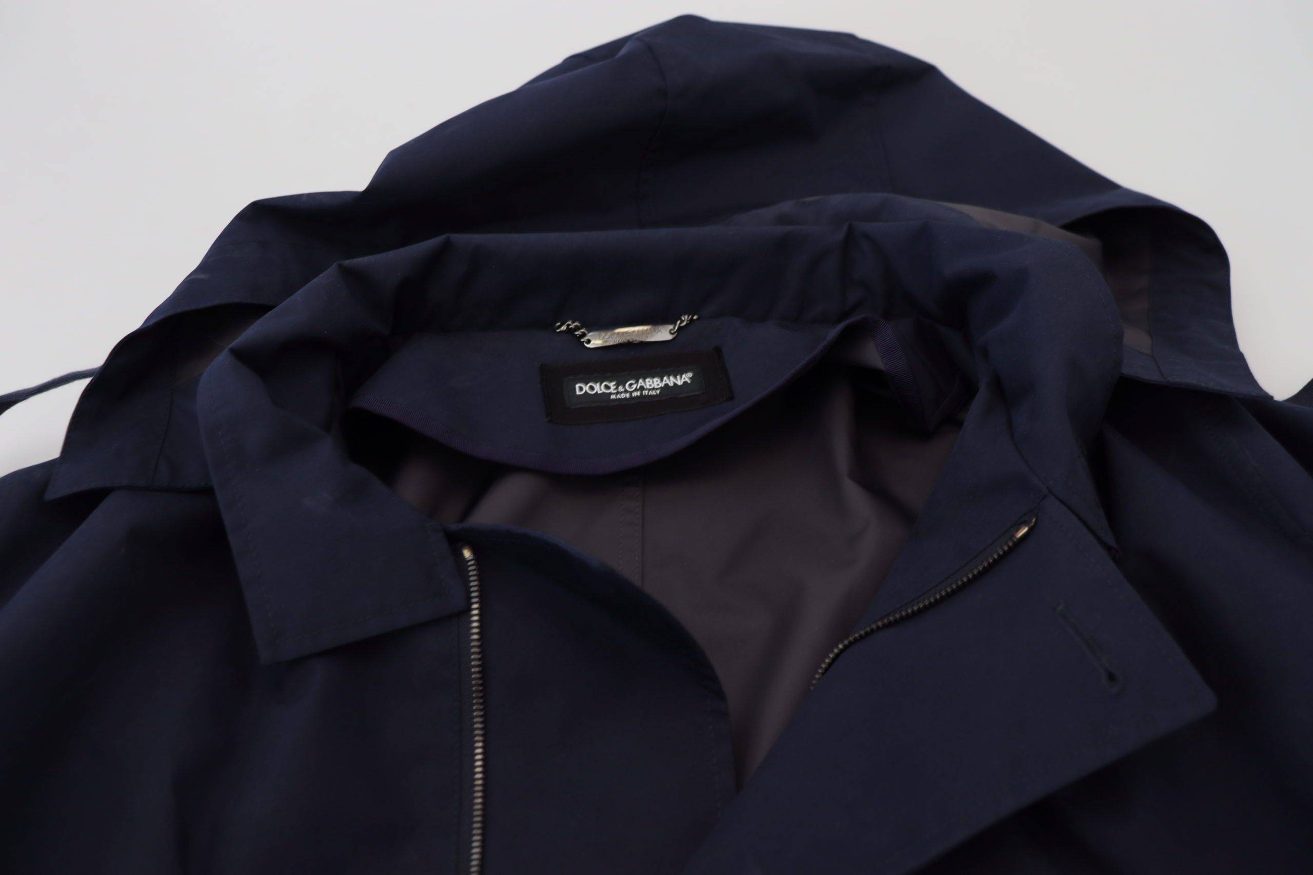 Manteau à capuche bleu Dolce & Gabbana, veste double boutonnage élégante avec détails raffinés.