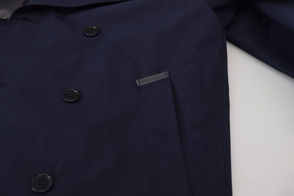 Manteau bleu Dolce & Gabbana à capuche, double boutonnage, coupe élégante, porté en extérieur.