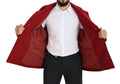 Manteau en laine rouge à double boutonnage de Dolce & Gabbana, veste élégante pour femmes, détails visibles et texture chaude.