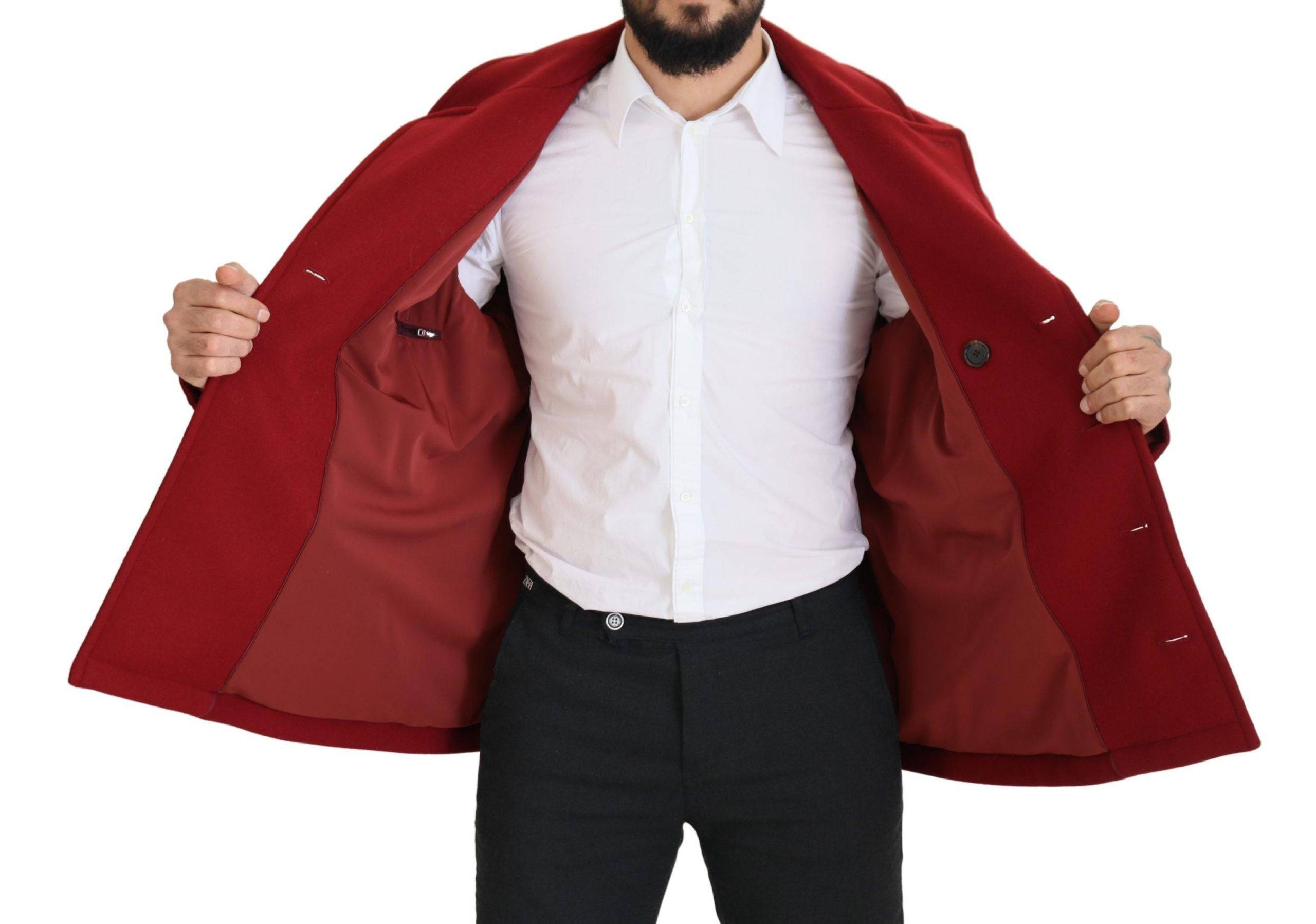 Manteau en laine rouge à double boutonnage de Dolce & Gabbana, veste élégante pour femmes, détails visibles et texture chaude.