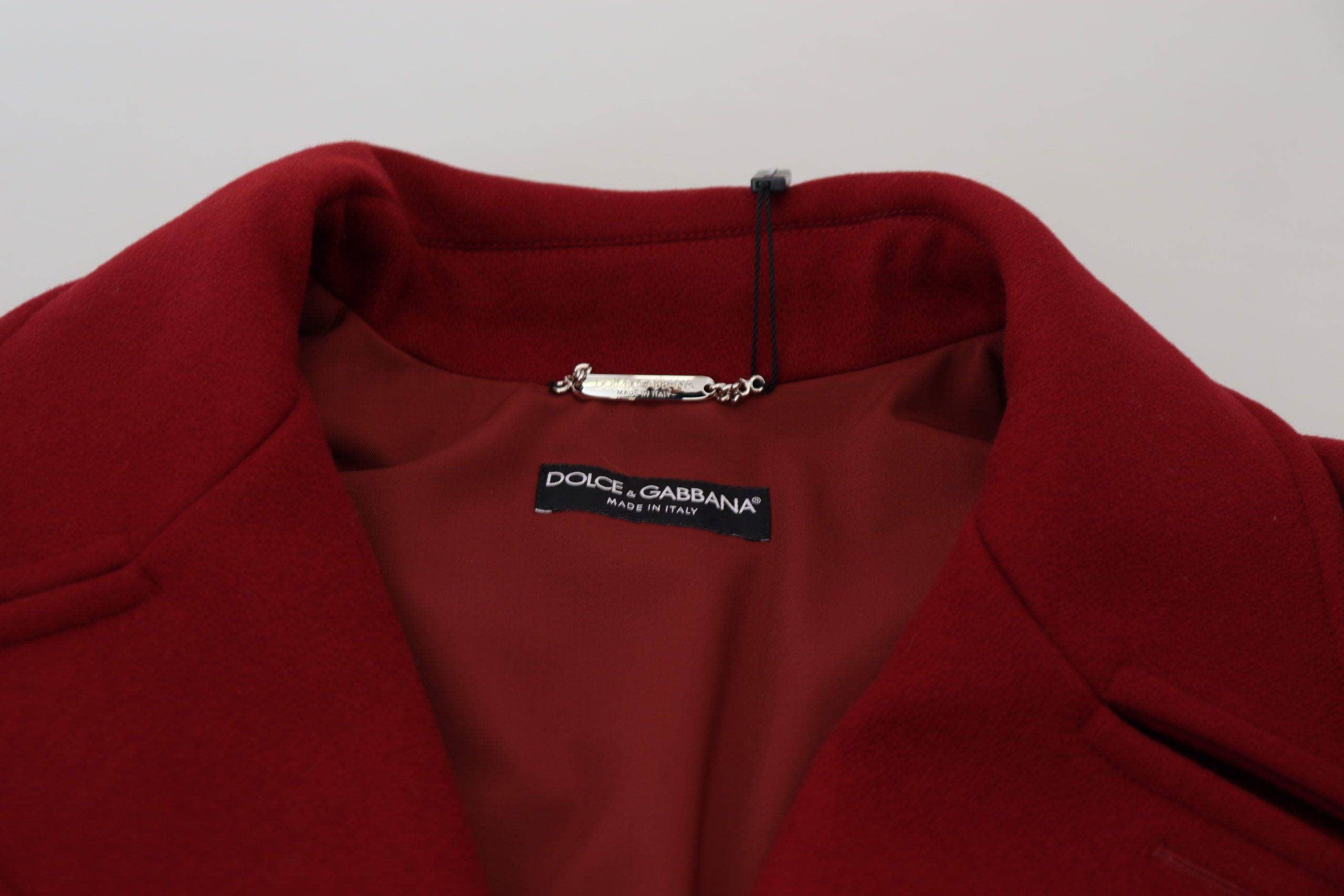 Manteau en laine rouge Dolce & Gabbana à double boutonnage, élégant et chaud, porté sur un mannequin.