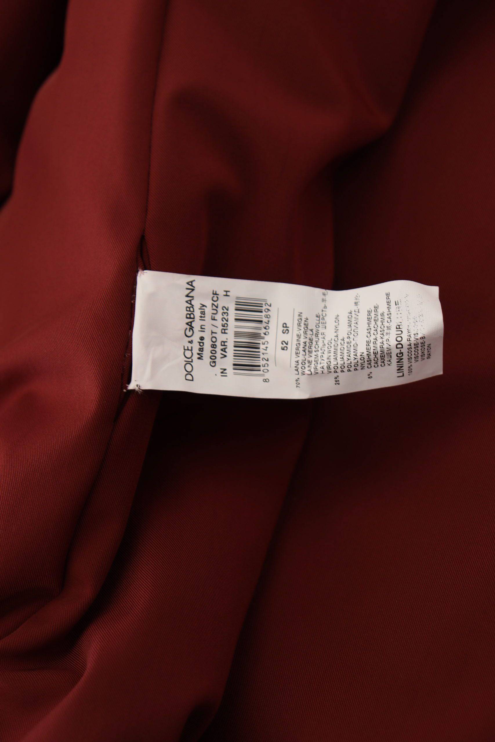 Manteau en laine rouge Dolce & Gabbana à double boutonnage, veste élégante avec col et poches visibles.