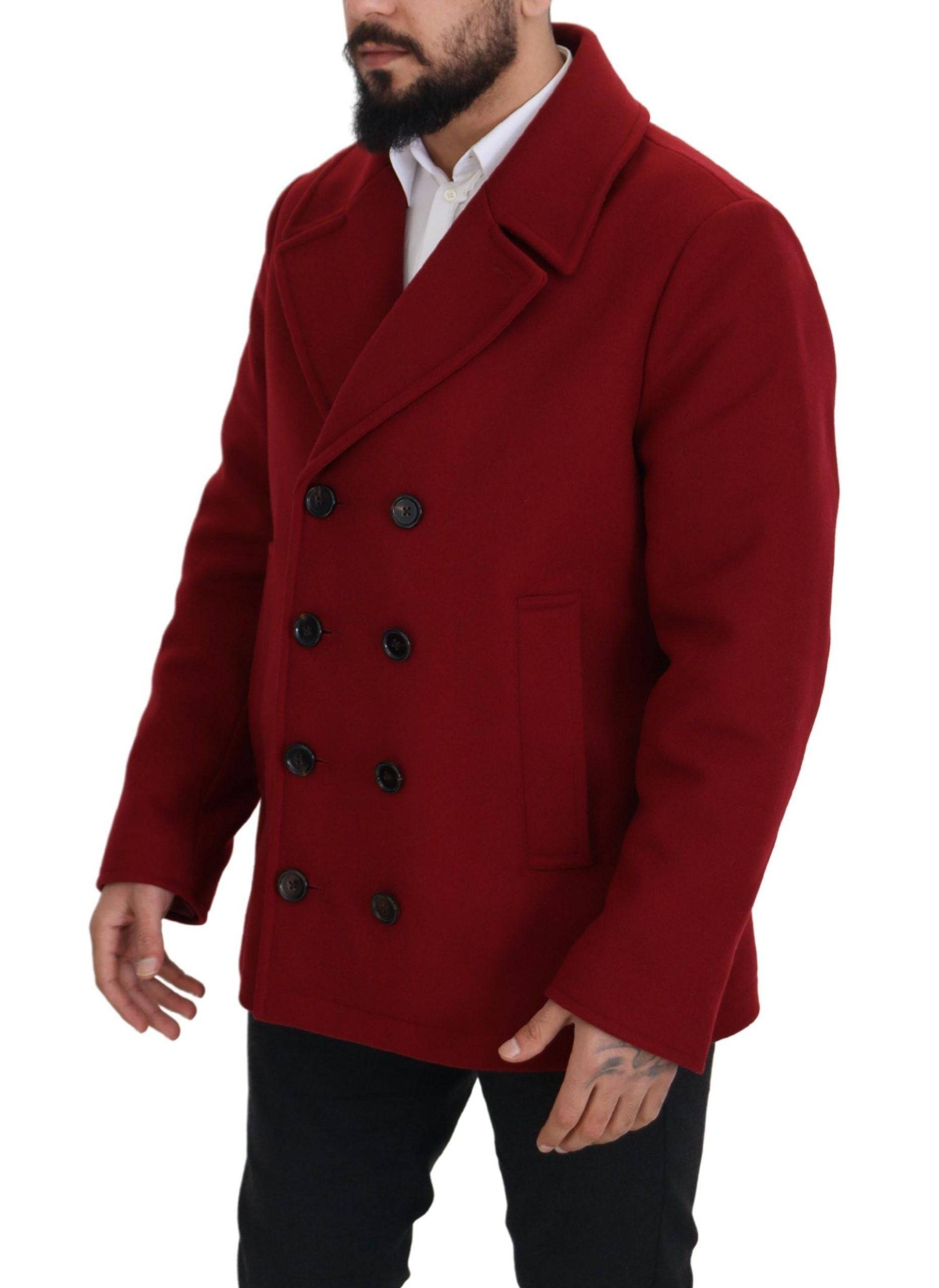 Manteau en laine rouge Dolce & Gabbana à double boutonnage, élégant et chaud, porté sur un mannequin.
