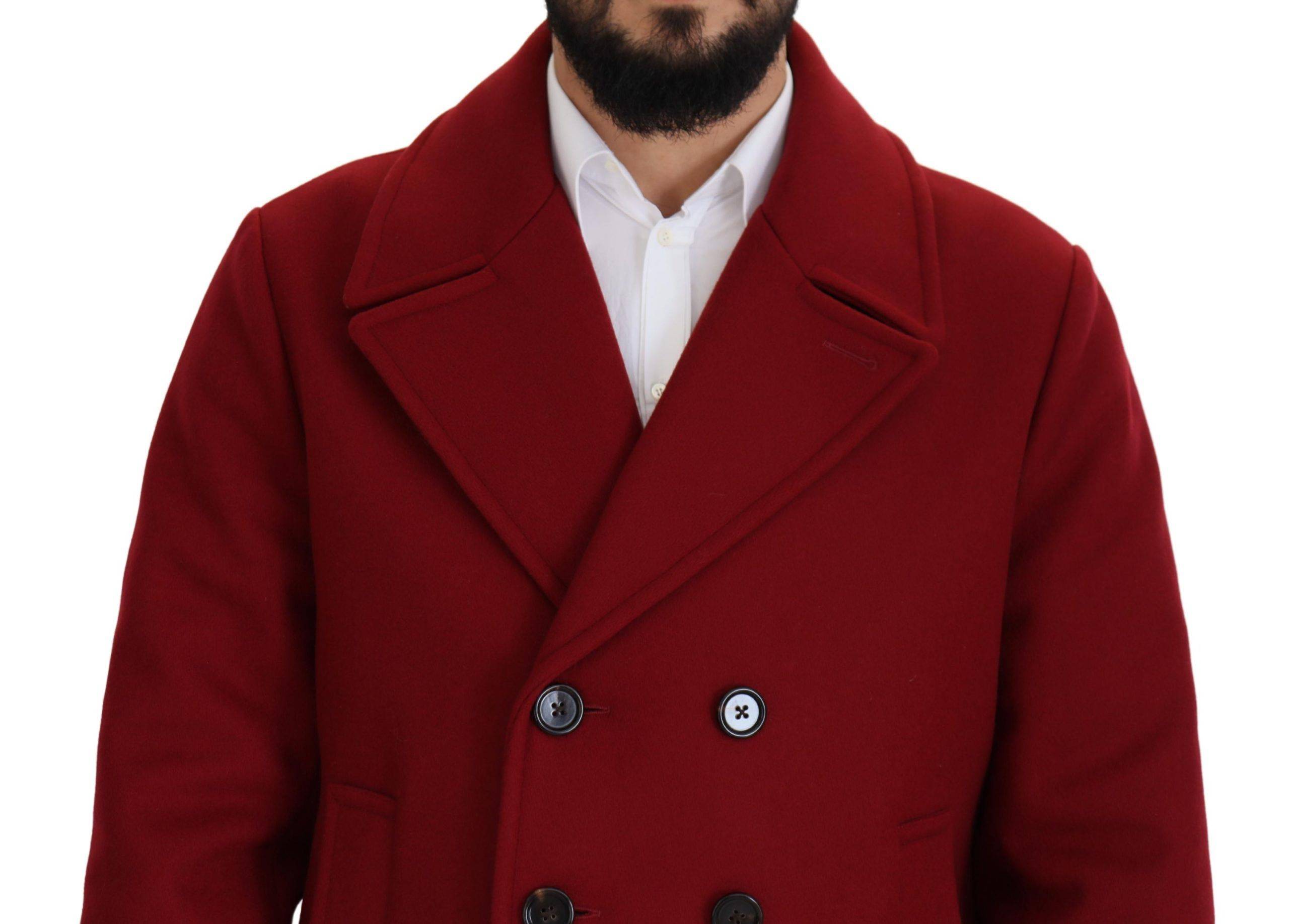 Manteau rouge en laine Dolce & Gabbana à double boutonnage, élégant et chaud, porté sur un mannequin.