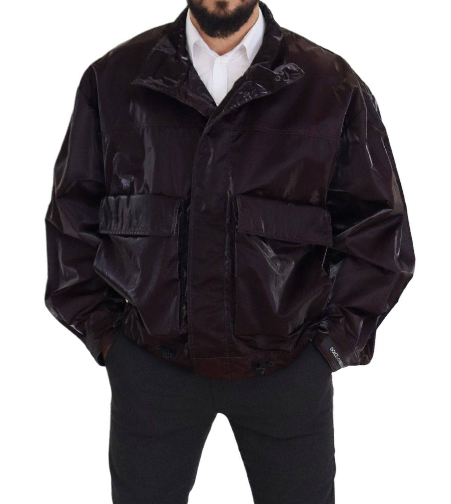 Manteau homme Dolce & Gabbana en nylon bordeaux avec col, style élégant et coupe moderne, présenté sur un mannequin.