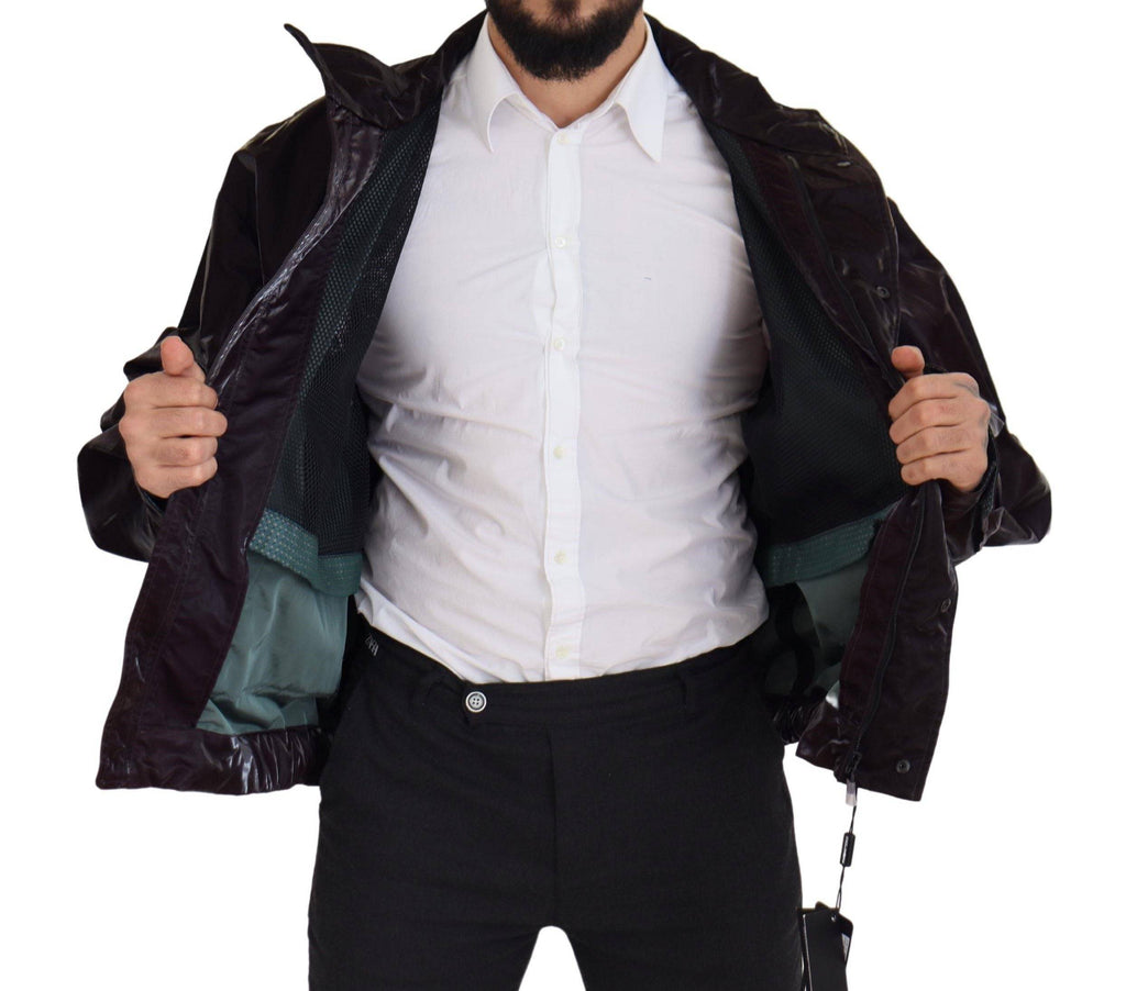 Manteau pour homme Dolce & Gabbana en nylon bordeaux avec col, veste élégante et moderne.