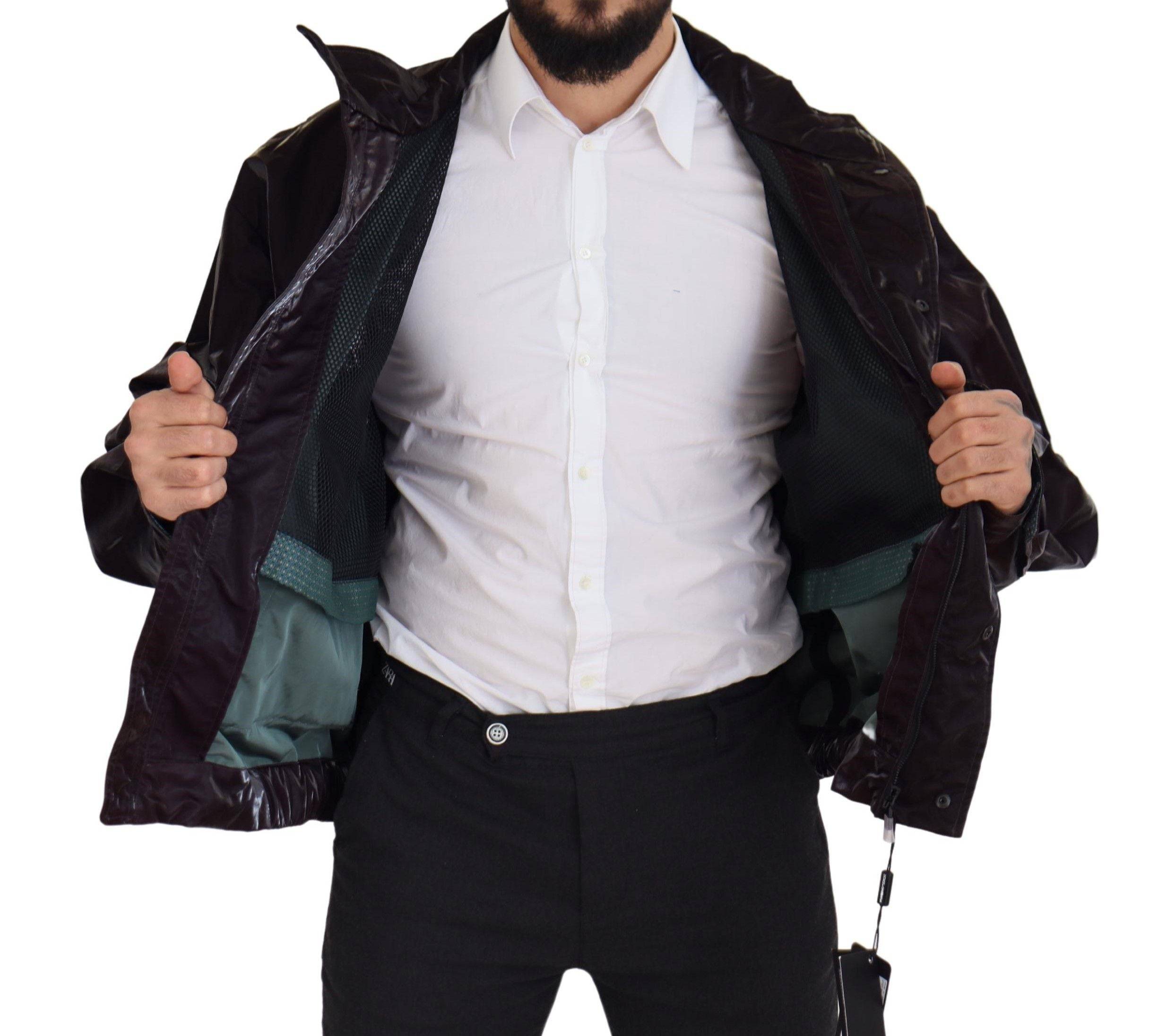 Manteau pour homme Dolce & Gabbana en nylon bordeaux avec col, veste élégante et moderne.