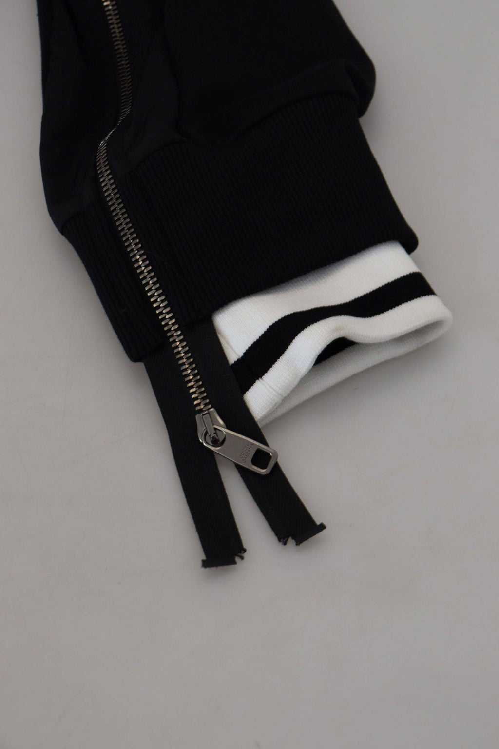 Veste à capuche noire en polyester Dolce & Gabbana avec fermeture éclair complète, détails modernes et style urbain élégant.
