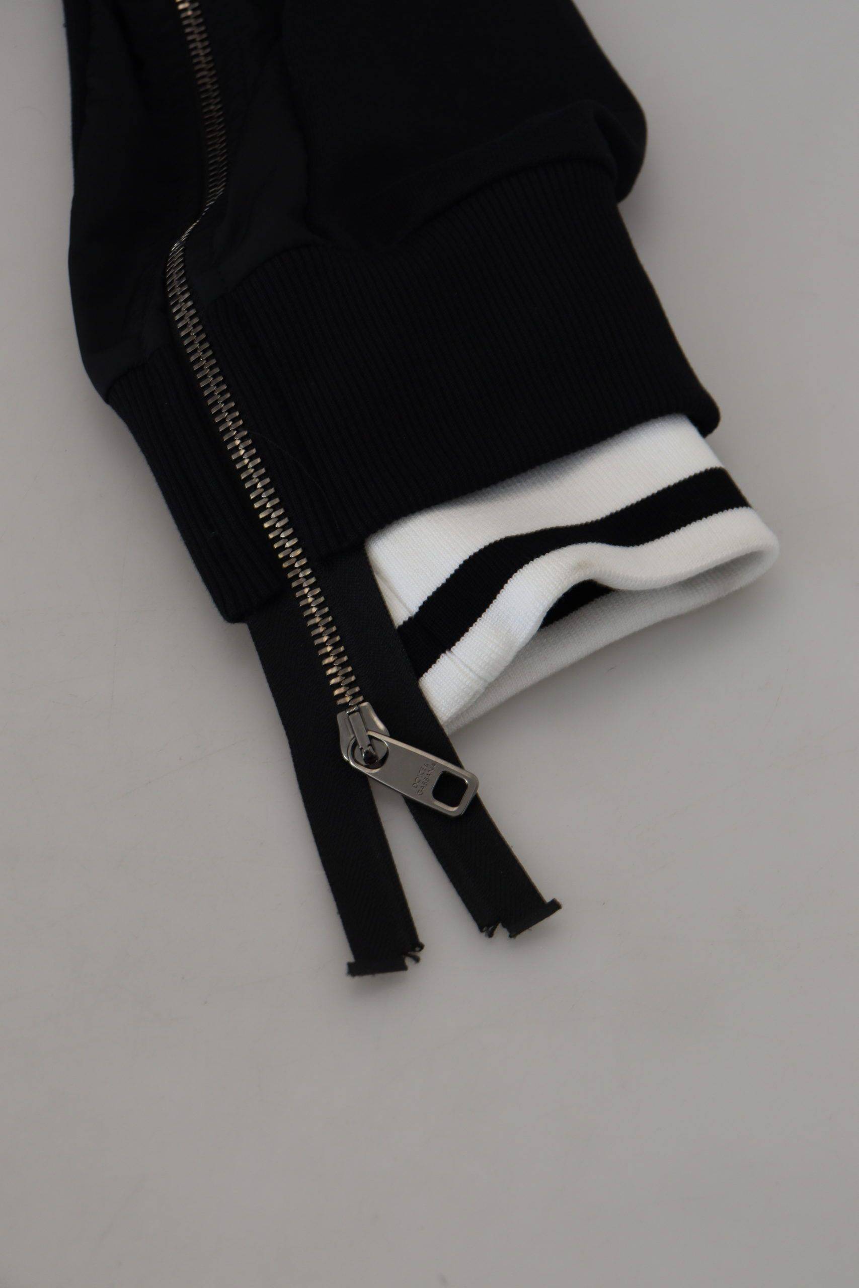 Veste à capuche noire en polyester Dolce & Gabbana avec fermeture éclair complète, détails modernes et style urbain élégant.