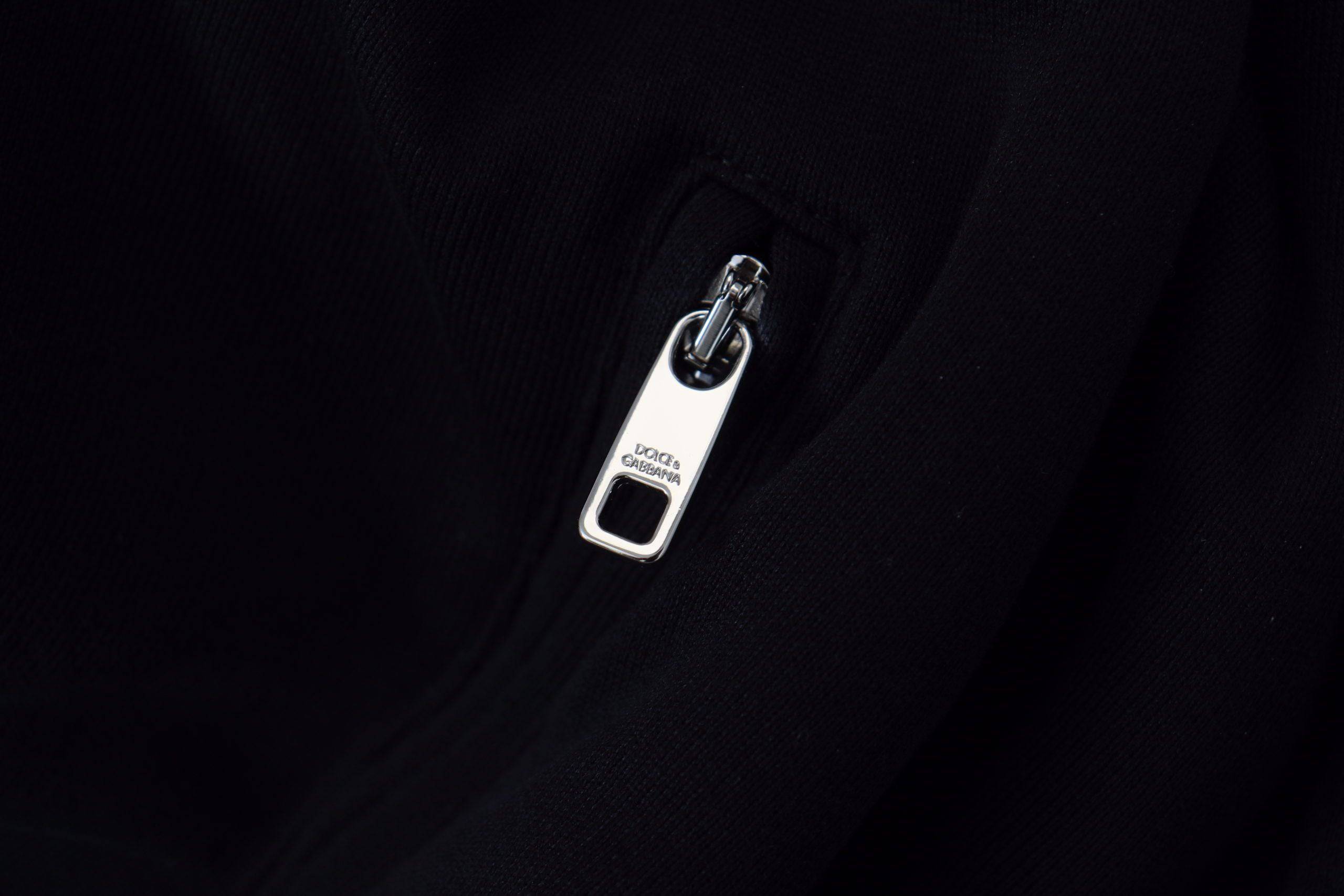 Veste à capuche noire en polyester de Dolce & Gabbana avec fermeture éclair complète, mode élégante et décontractée.