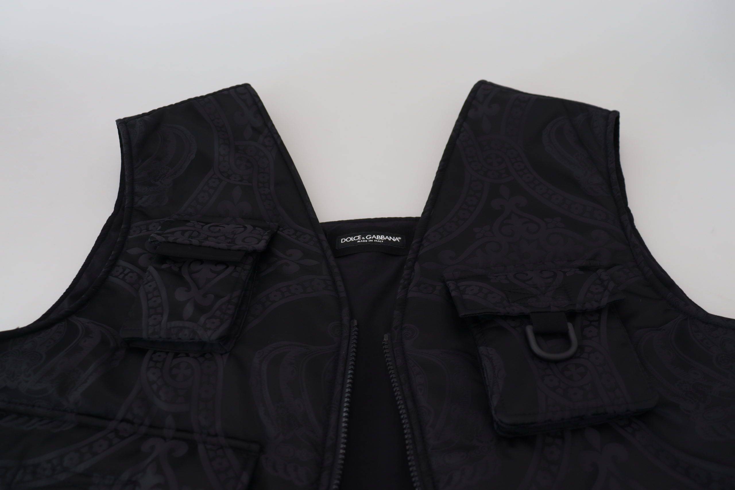 Veste sans manches en nylon noir Dolce & Gabbana à fermeture éclair complète, vue de face.