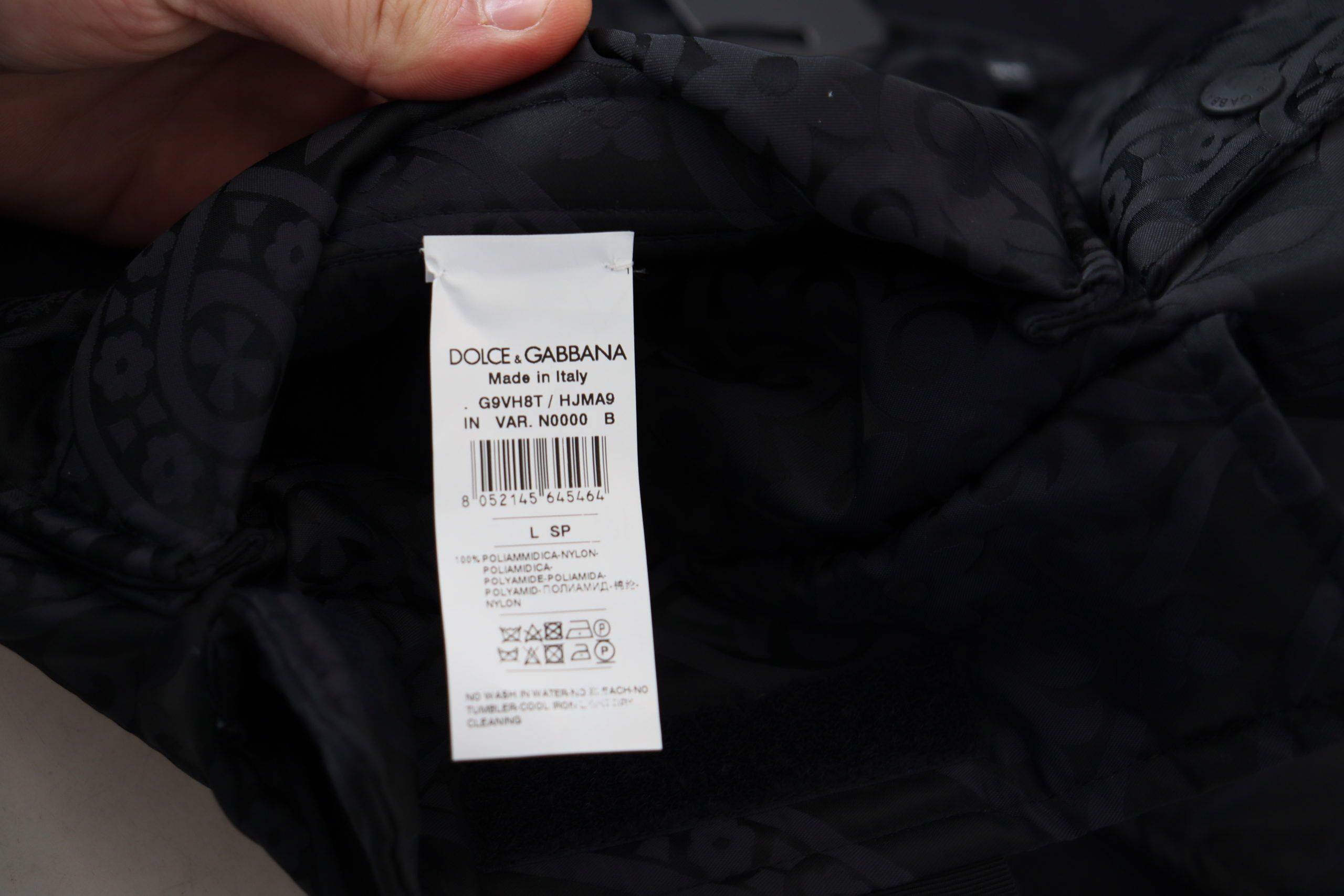 Veste sans manches noire en nylon Dolce & Gabbana avec fermeture éclair complète, style élégant et moderne.