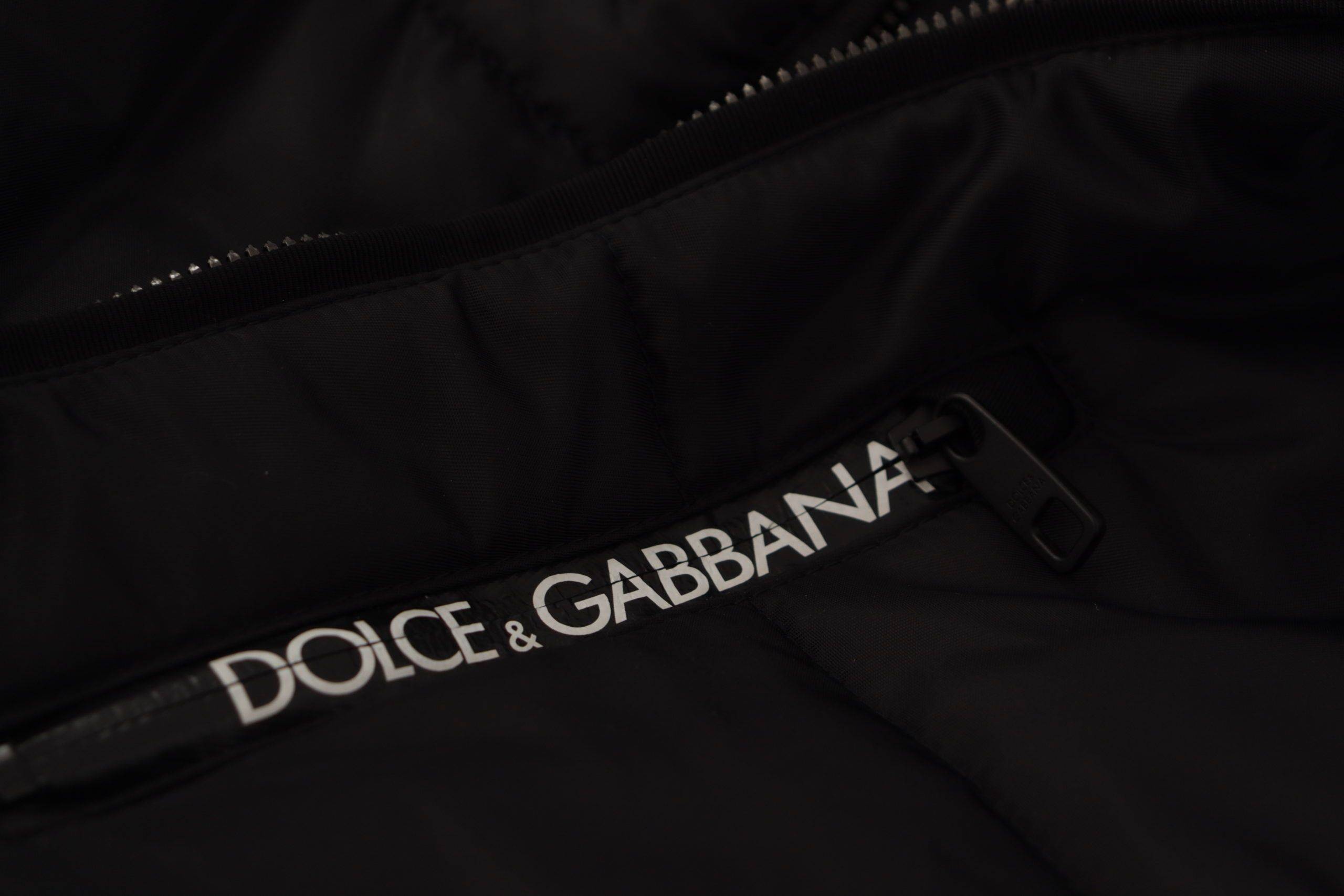 Anorak noir en nylon Dolce & Gabbana avec capuche, parfait pour l'hiver, à la mode et confortable.