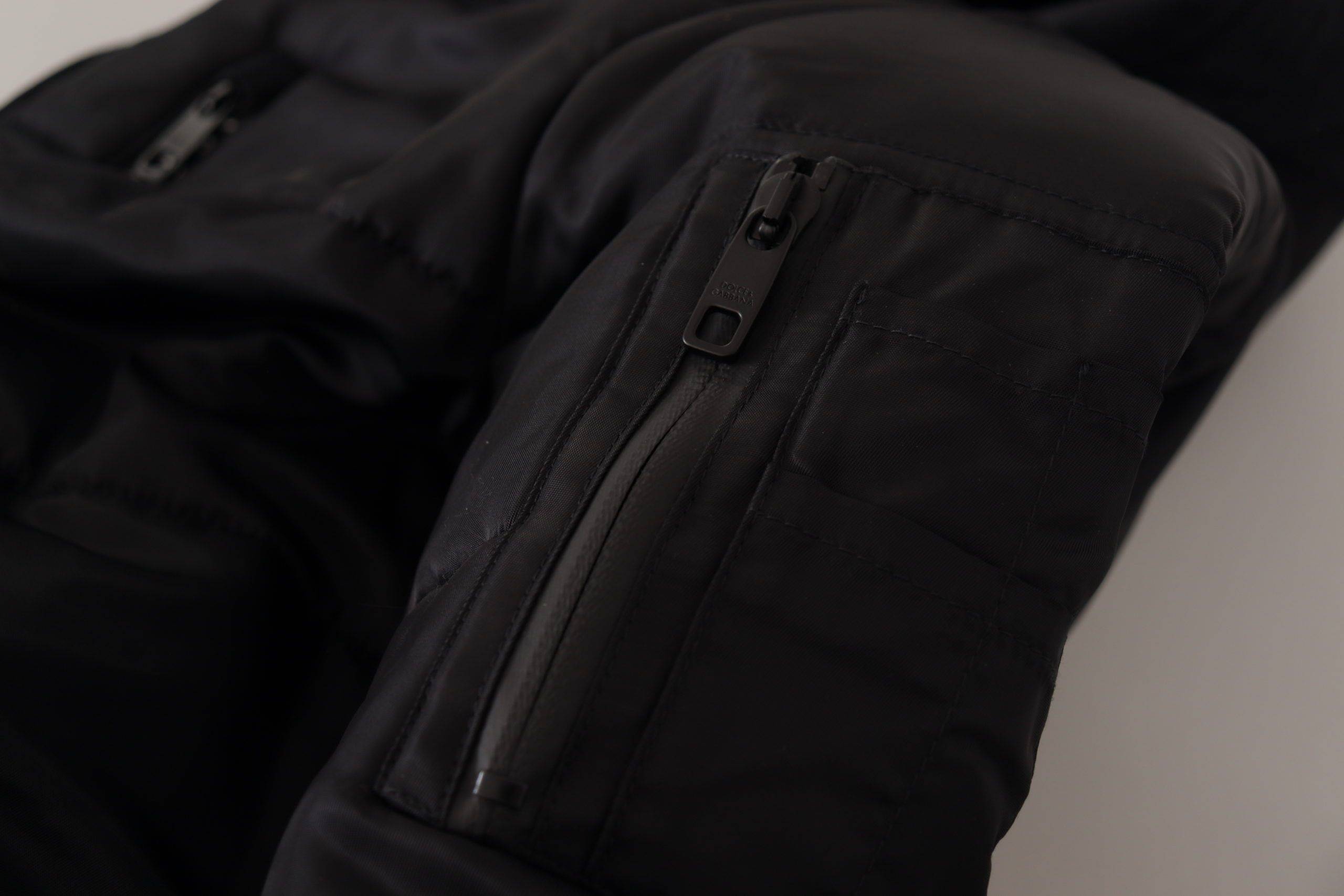 Manteau parka noir en nylon avec capuche Dolce & Gabbana, veste d'hiver élégante et chaude, vue de face sur le produit.