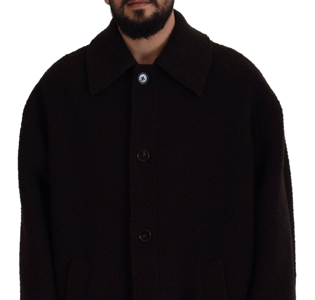 Manteau trench noir en alpaga de Dolce & Gabbana avec boutons sur le devant, élégant et chaud, porté en plein air.