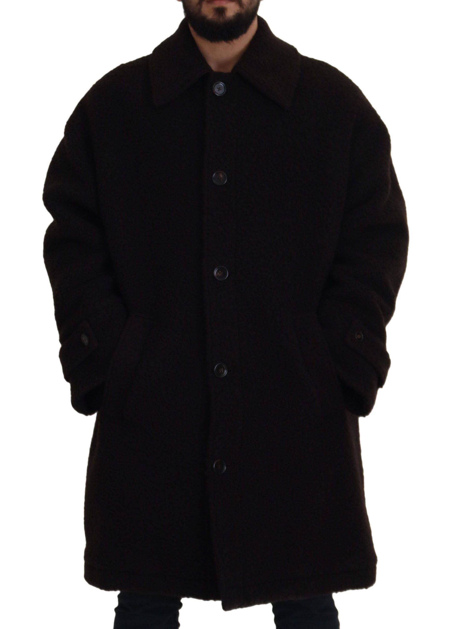 Manteau trench noir en alpaga Dolce & Gabbana avec boutons, porté en plein air, détails élégants et tissu chaud.