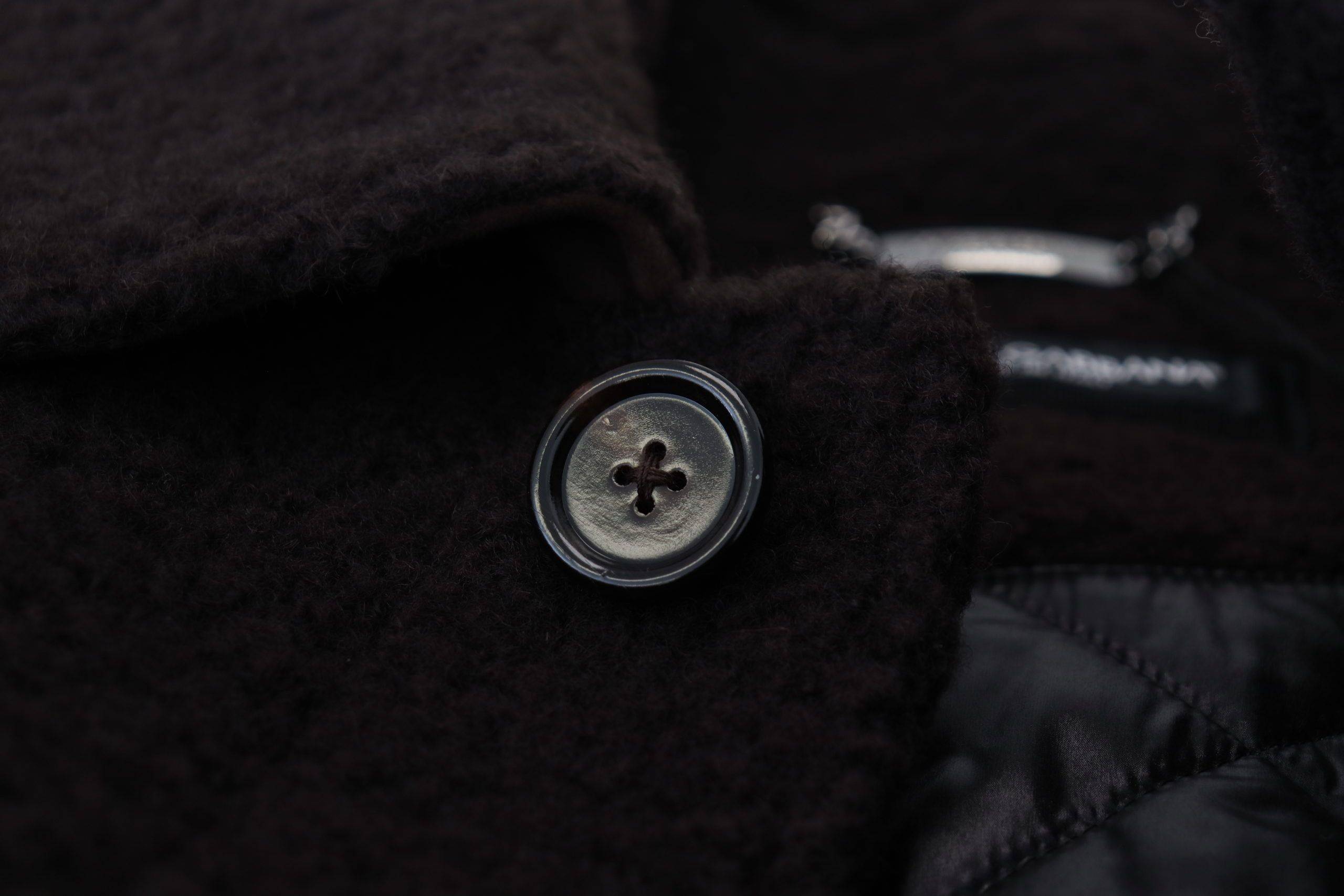 Manteau trench noir en alpaga de Dolce & Gabbana avec boutons, vue de face sur un mannequin.