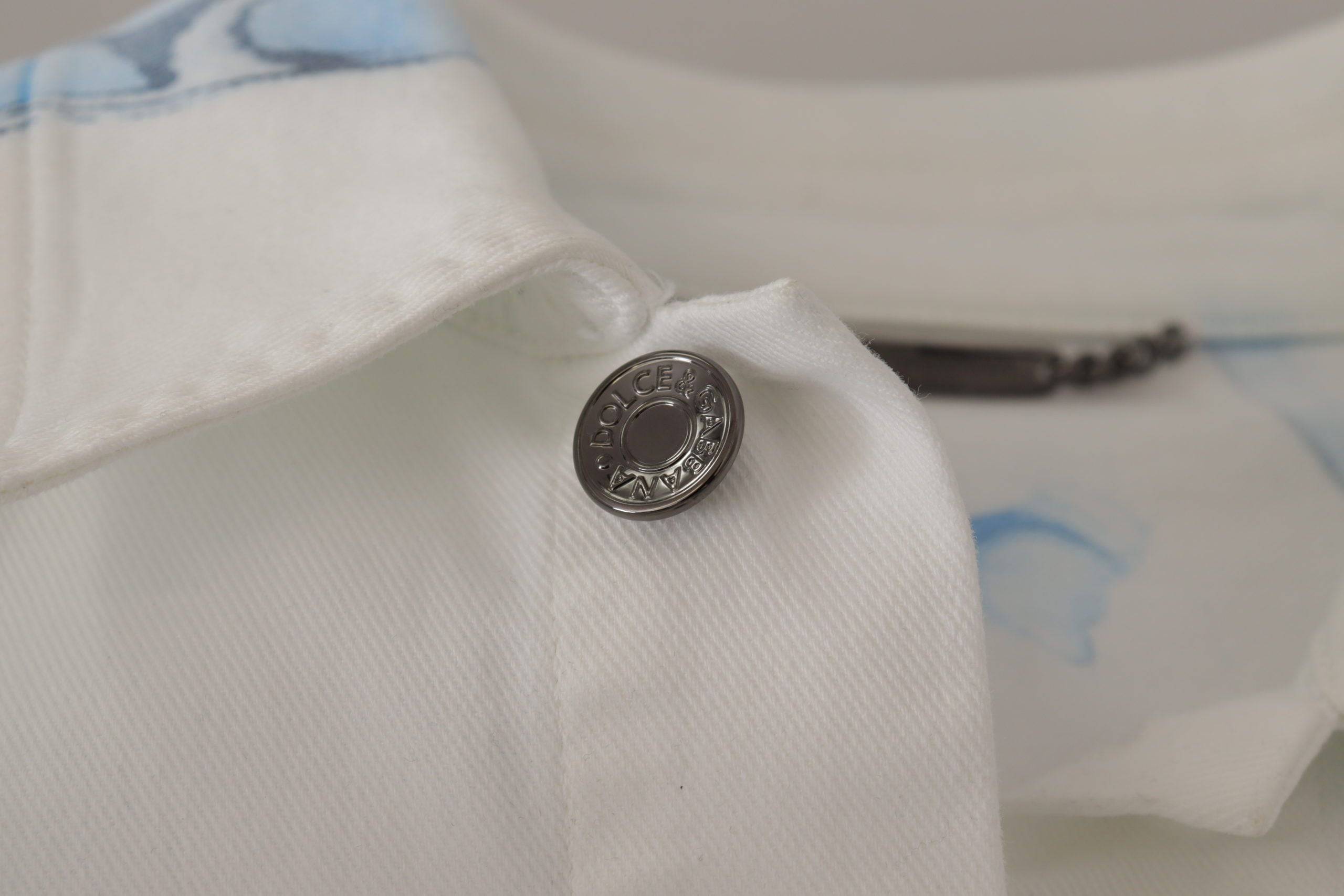 Veste en jean blanche Dolce & Gabbana avec couture logo en coton et broderie élégante, vue de face.