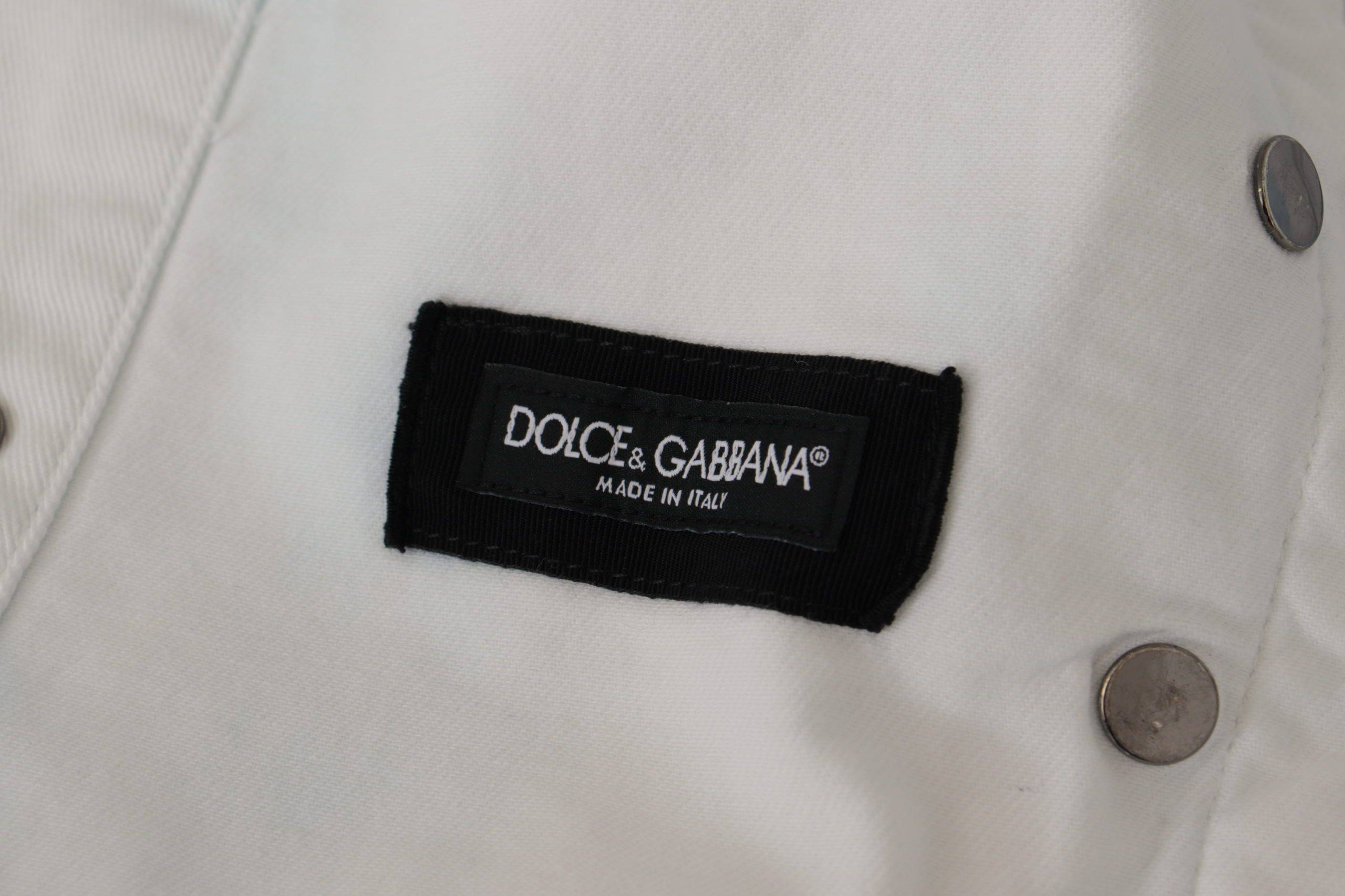 Veste en denim blanche Dolce & Gabbana avec logo brodé en coton, mode élégante et décontractée, vue de face.