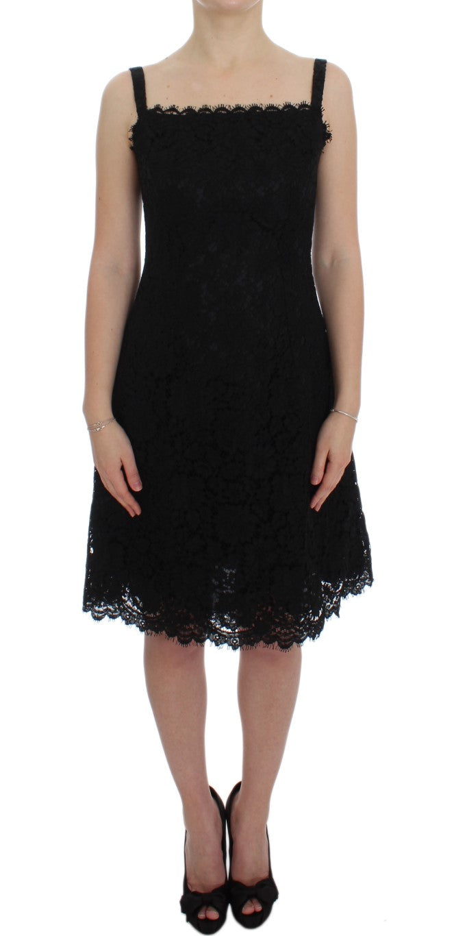 Robe noire Dolce & Gabbana à fleurs en dentelle, coupe droite, longueur genou, élégante et sophistiquée.