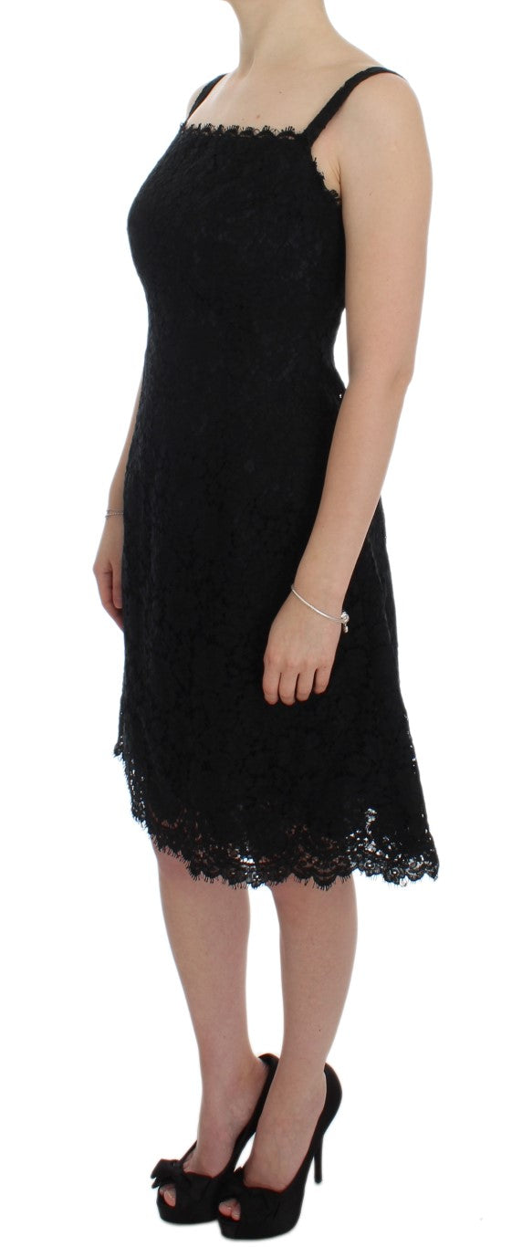 Robe noire Dolce & Gabbana en dentelle florale, coupe droite et longueur genou, élégante et sophistiquée.