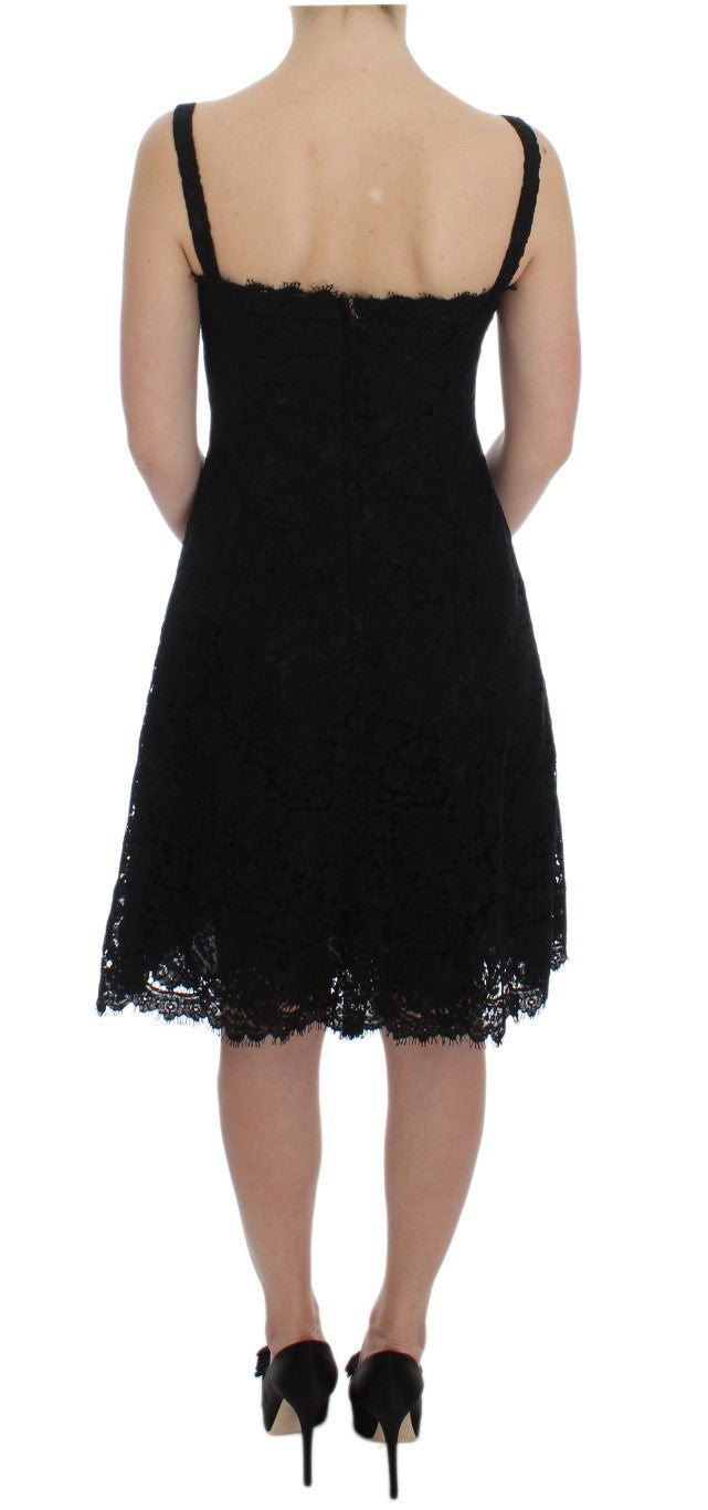 Robe noire en dentelle florale Dolce & Gabbana, coupe droite, longueur genou, élégante et sophistiquée.