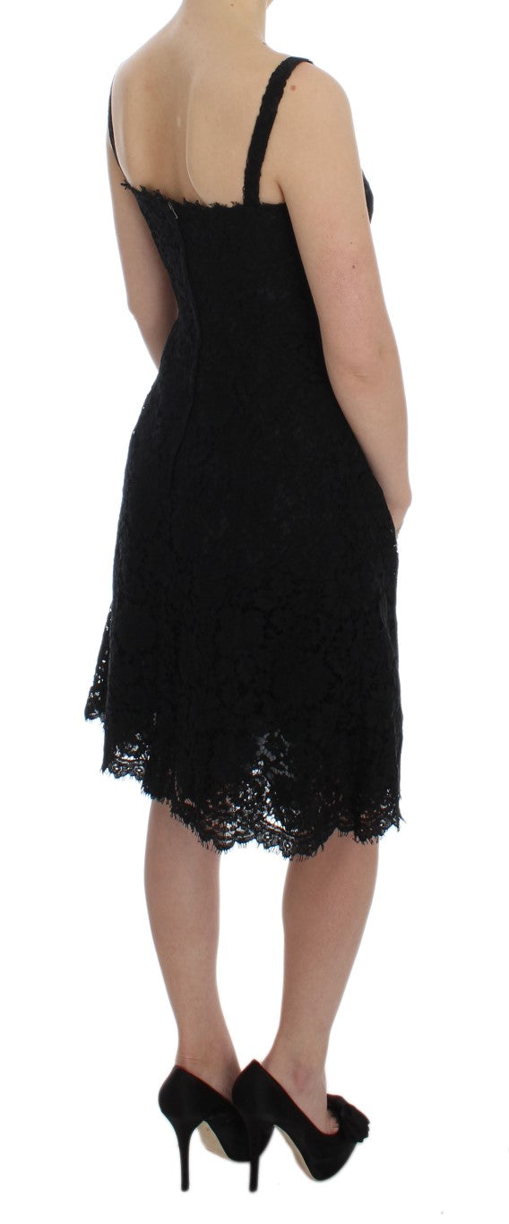 Robe noire Dolce & Gabbana en dentelle florale, coupe droite, longueur genou, élégante et sophistiquée.
