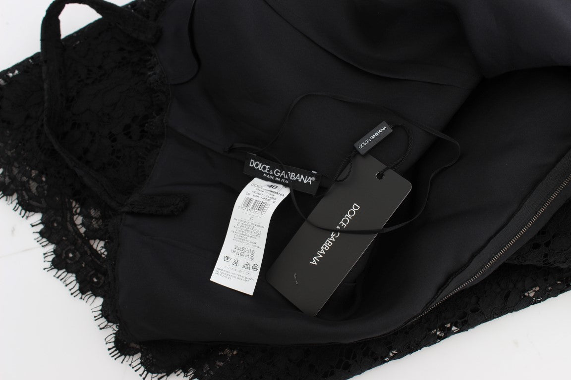 Robe noire Dolce & Gabbana en dentelle florale, coupe droite, longueur genou, élégante et sophistiquée.