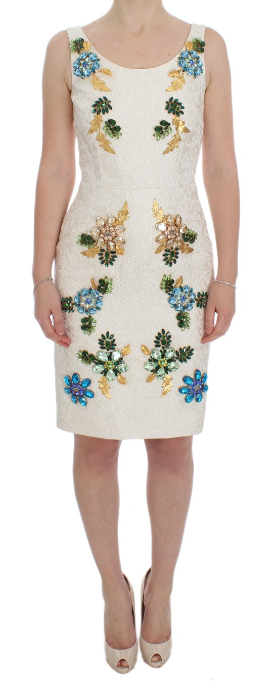 Robe blanche en brocart avec cristaux de la marque Dolce & Gabbana, coupe ajustée et élégante, vue de face.