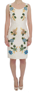 Robe blanche en brocart avec cristaux de la marque Dolce & Gabbana, coupe ajustée et élégante, vue de face.