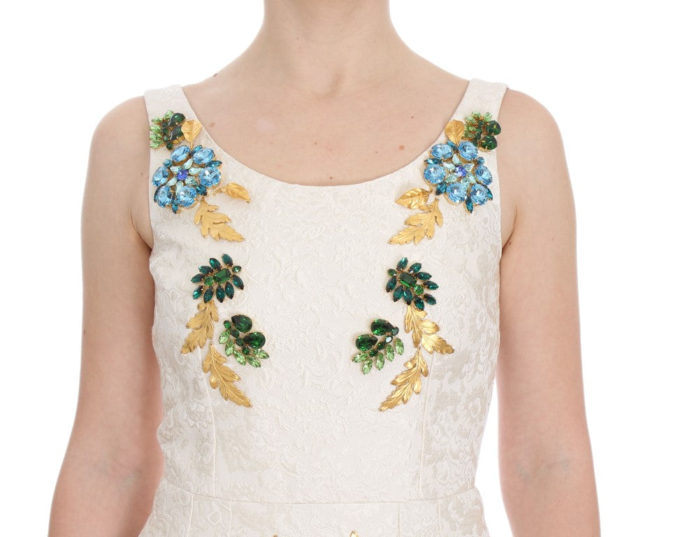 Robe blanche en brocart Dolce & Gabbana avec cristaux, coupe ajustée et élégante, idéale pour une occasion spéciale.