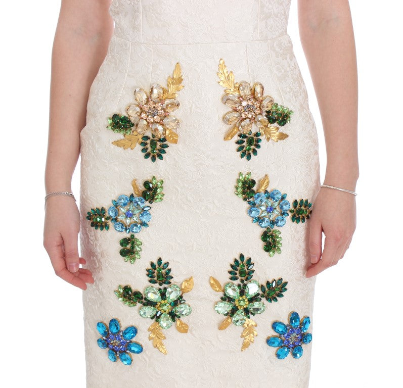 Robe blanche en brocart et cristaux de Dolce & Gabbana, robe de soirée élégante et ajustée avec détails sophistiqués.