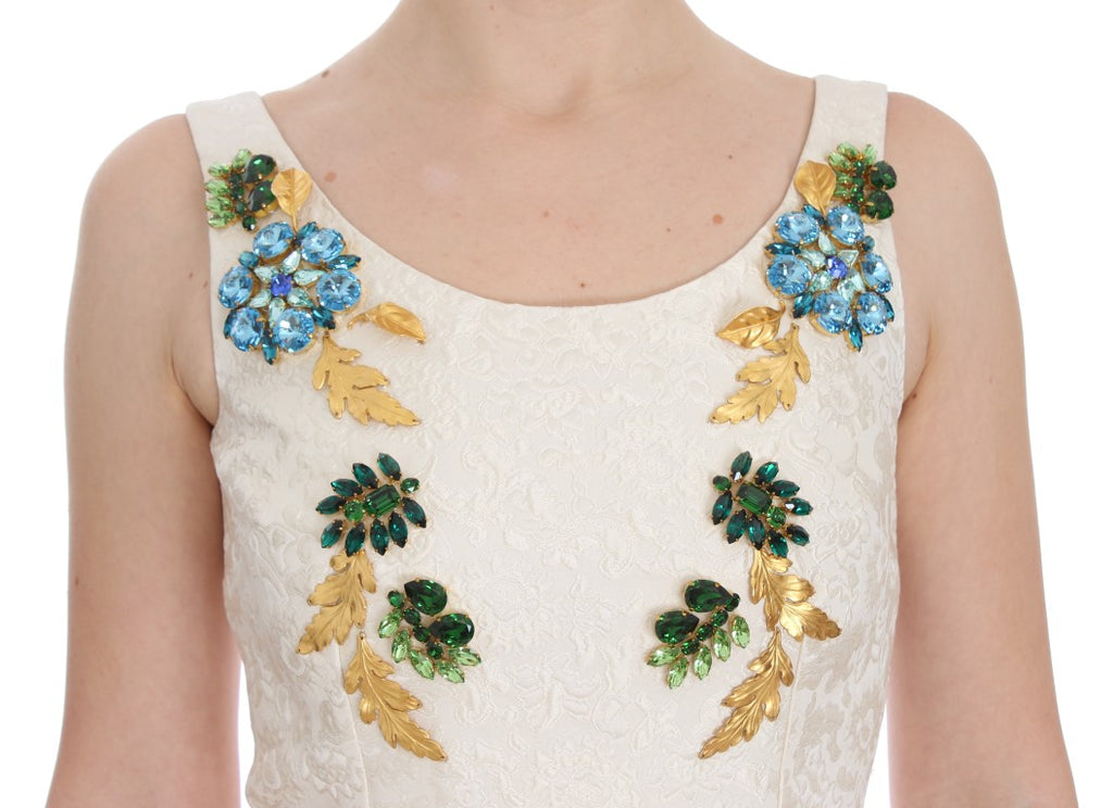 Robe blanche en brocart Dolce & Gabbana avec cristaux, coupe ajustée et élégante pour occasions spéciales.