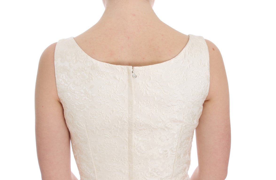 Robe fourreau en brocart blanc de Dolce & Gabbana avec cristaux, élégante et sophistiquée, vue de face sur mannequin.