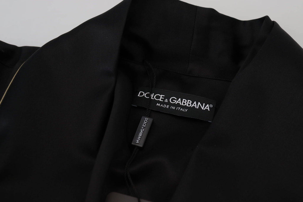 Robe manteau en soie noire Dolce & Gabbana, veste portefeuille élégante et légère, visible avec détails de couture raffinés.
