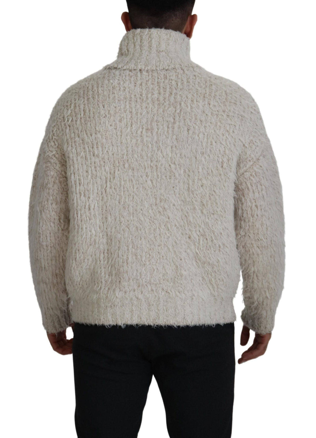 Pull en laine crème Dolce & Gabbana à col roulé, pull-over élégant en tricot chaud et doux, porté sur fond neutre.