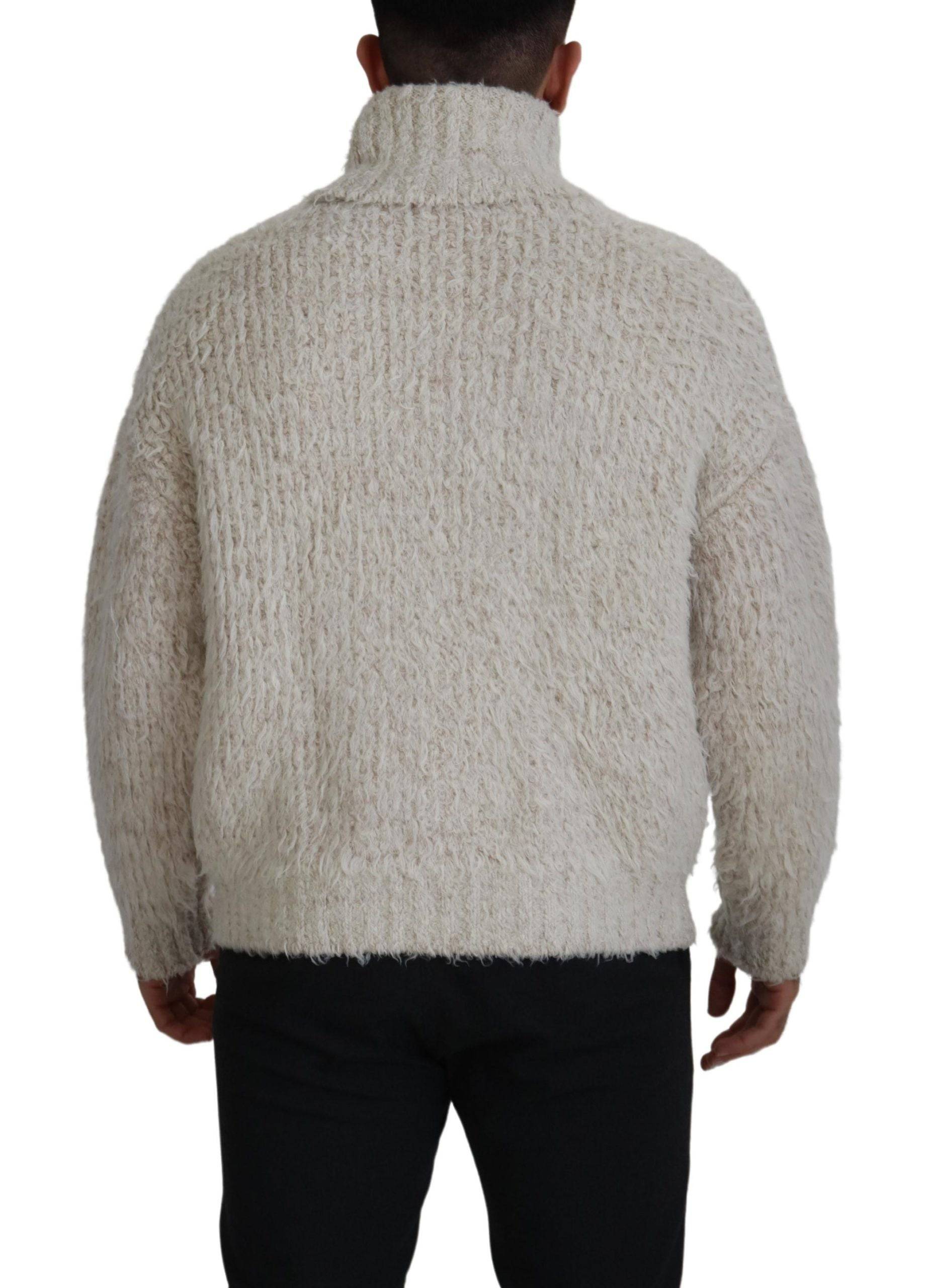 Pull en laine crème Dolce & Gabbana à col roulé, pull-over élégant en tricot chaud et doux, porté sur fond neutre.