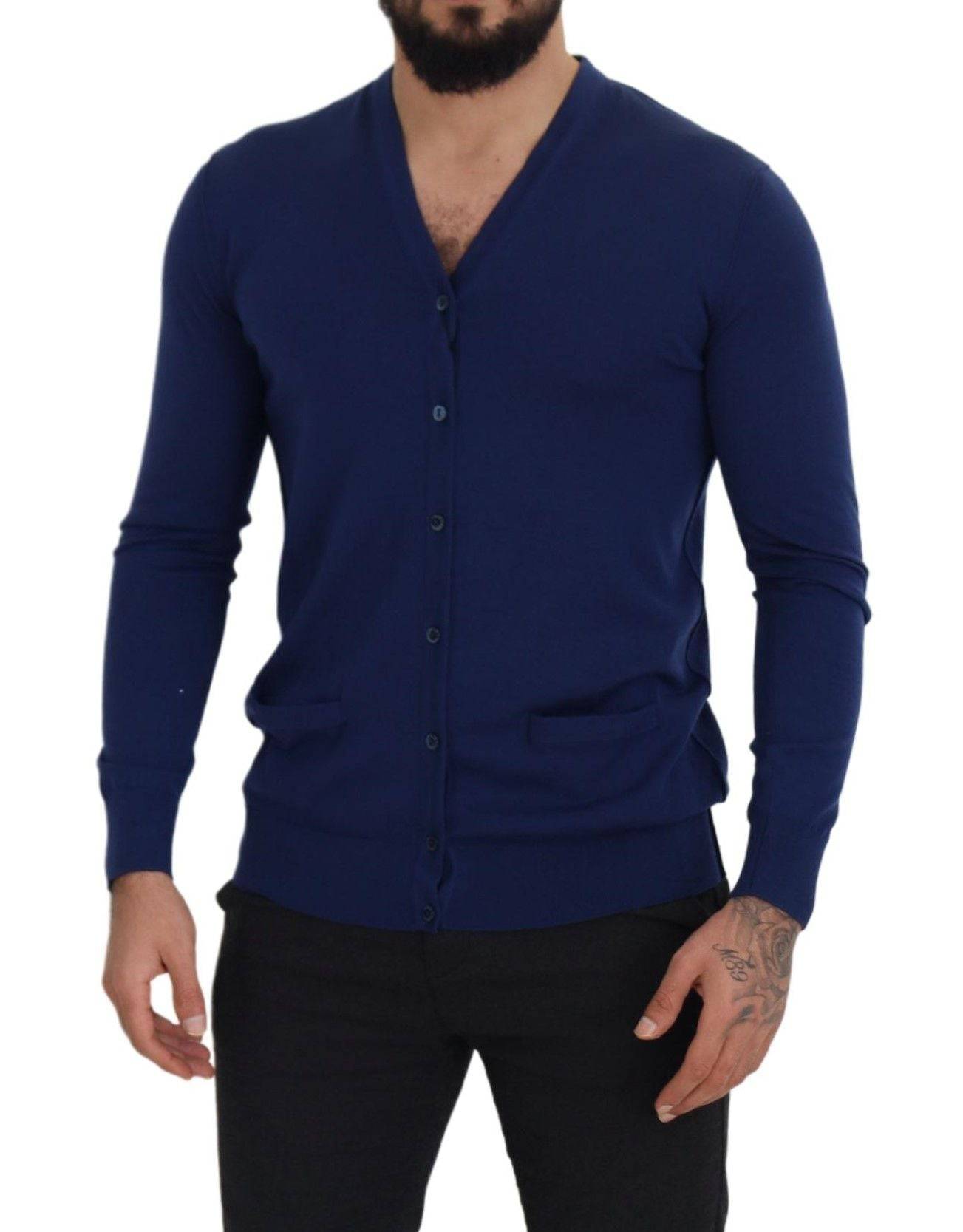 Pull Dolce & Gabbana en laine bleue à col en V avec boutons, cardigan pour homme, détail visible sur le devant.