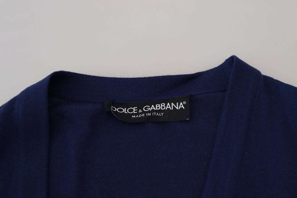 Cardigan bleu en laine Dolce & Gabbana avec col en V et boutons, porté sur un mannequin.