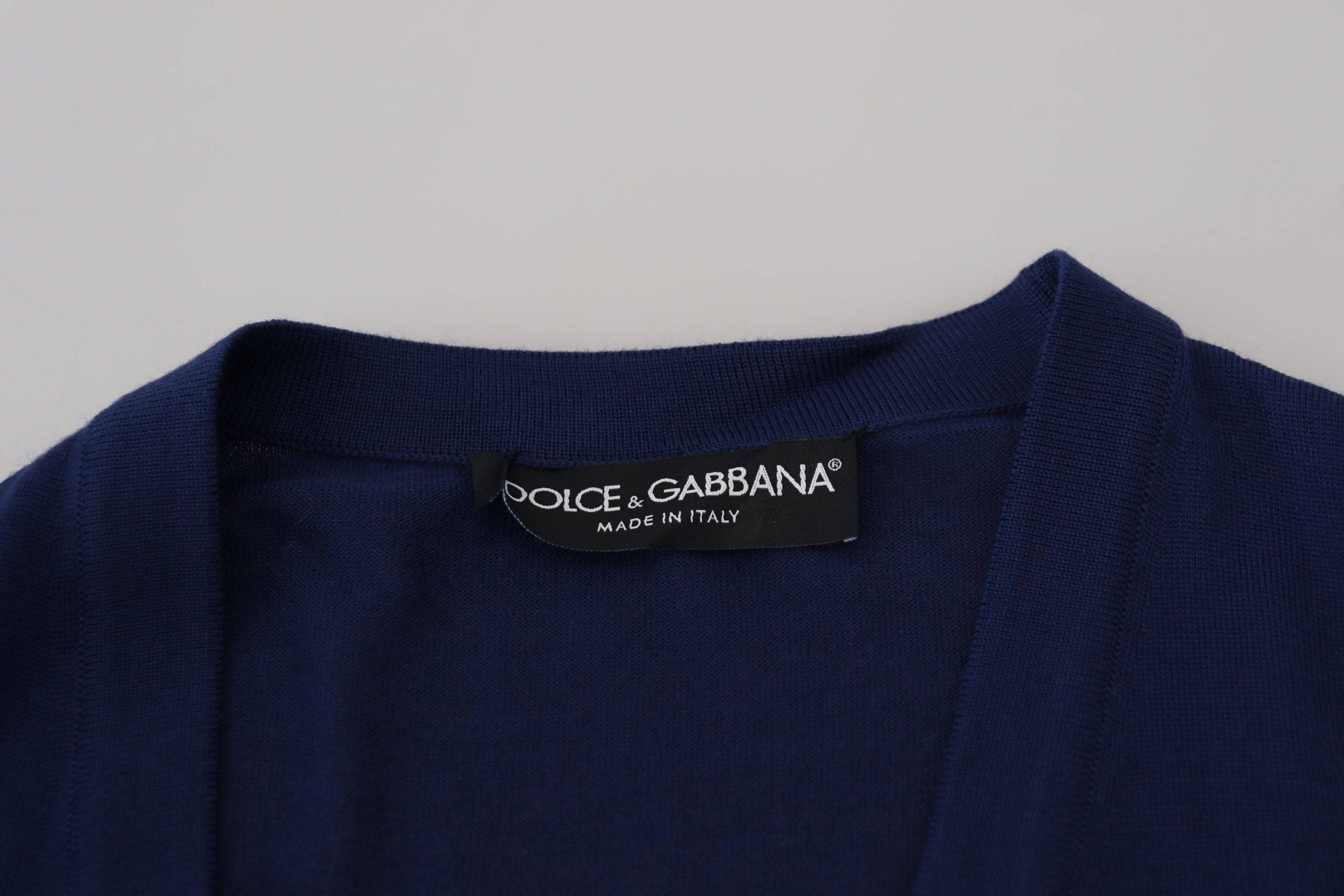Cardigan bleu en laine Dolce & Gabbana avec col en V et boutons, porté sur un mannequin.
