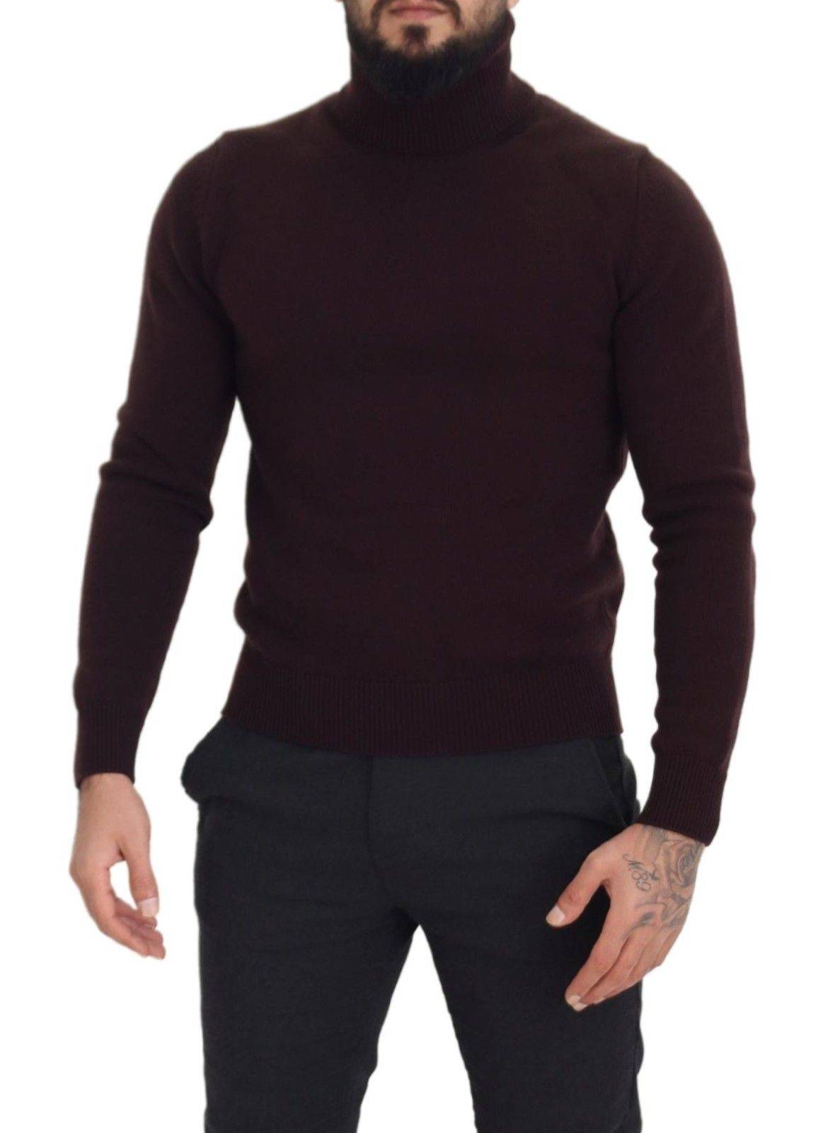 Pull à col roulé en laine marron Dolce & Gabbana, pull-over chaud et élégant avec détails fins, porté sur mannequin.