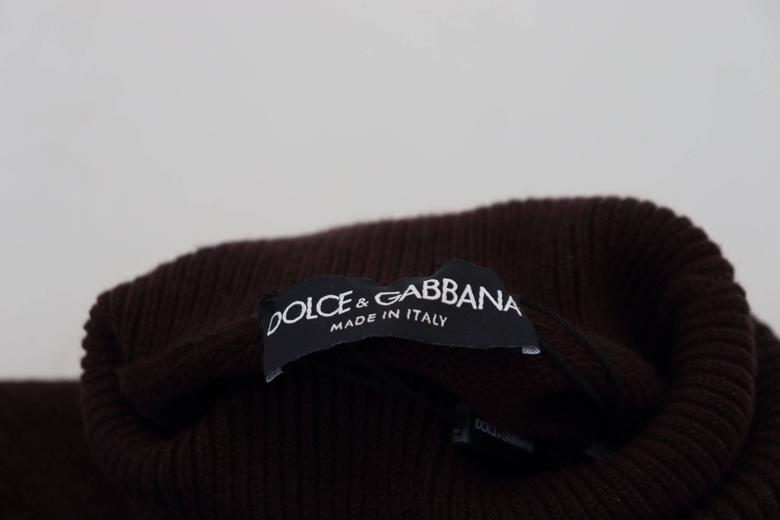 Pull en laine marron à col roulé de Dolce & Gabbana, sweater en maille chaud et élégant, porté en style décontracté.