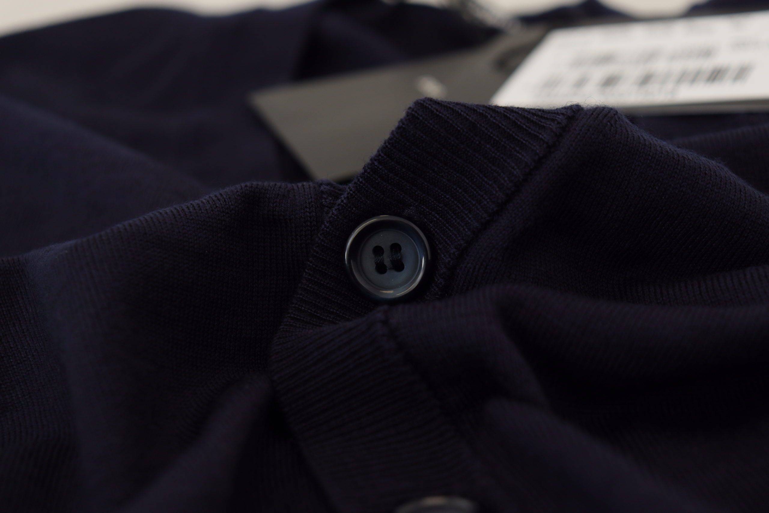 Cardigan en laine bleue Dolce & Gabbana STAFF Down avec col en V et boutons, porté sur un mannequin.