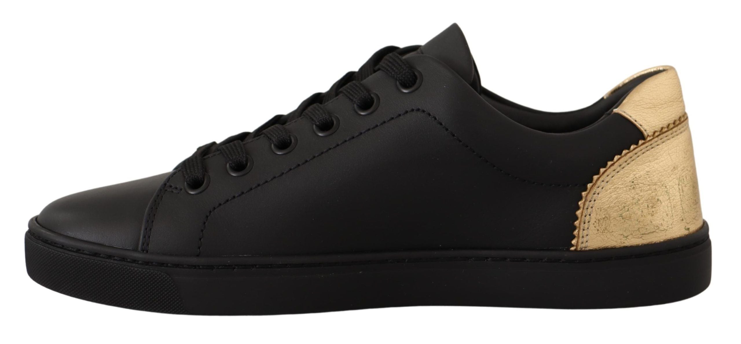 Baskettes basses Dolce & Gabbana en cuir noir avec détails dorés pour femmes, vue de côté.
