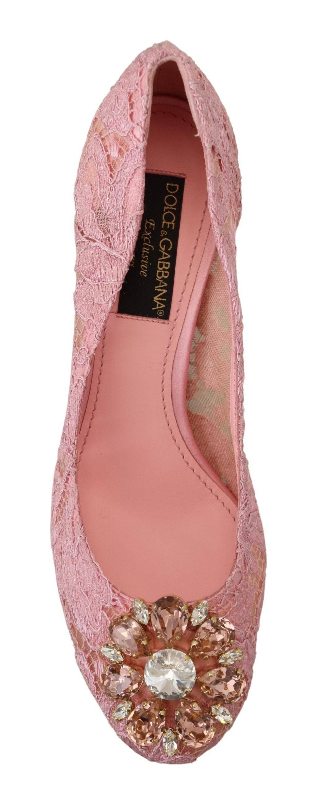 Escarpins Dolce & Gabbana Taormina en dentelle rose avec cristaux, chaussures pastel élégantes et raffinées.
