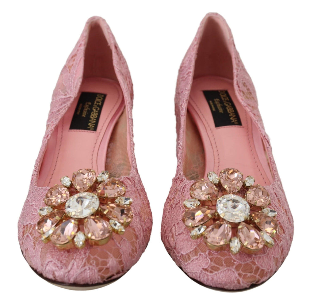 Escarpins Dolce & Gabbana Taormina en dentelle rose avec cristaux, chaussures pastel élégantes, vue en gros plan.